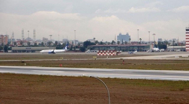 Polisten kaçan göçmenler Adana Havalimanı&#039;na daldı!