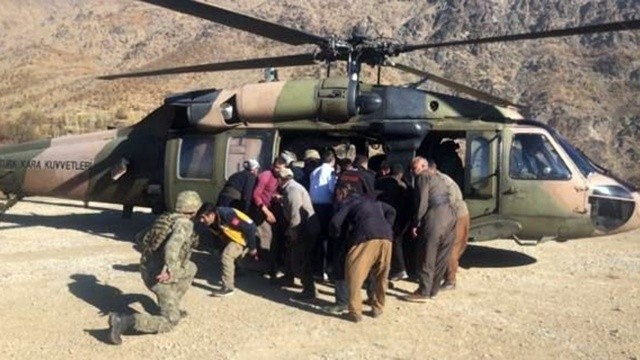 Şemdinli&#039;de yaralı aile askeri helikopterle kurtarıldı