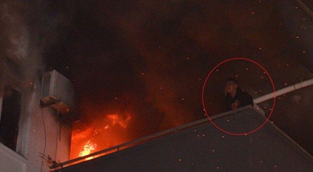 Sinir krizi geçirince evini ateşe verdi: Balkona çıkarak yangını seyretti
