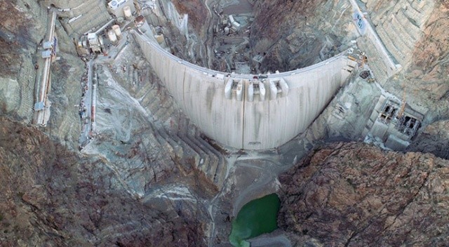 Türkiye&#039;nin en büyüğü: Yusufeli Barajına 80 tonluk elektrik türbini montajlandı
