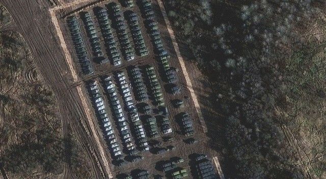 Uydu görüntüleri ortaya çıkardı! Rusya Ukrayna sınırına asker  ve teçhizat yığdı