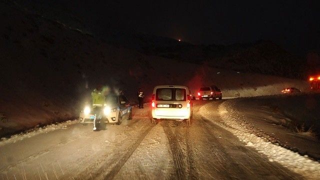 Van&#039;da kar yağışı etkili oldu, sürücüler yolda kaldı