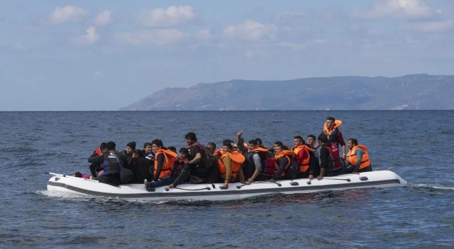 Yunan Sahil Güvenliği 58 göçmeni Türk karasularına itti