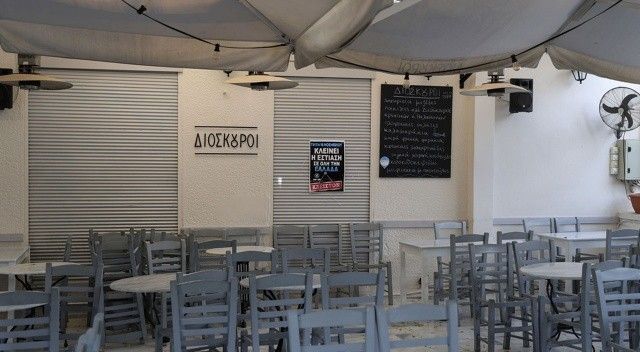 Yunanistan&#039;da restoran sahipleri kepenk indirdi