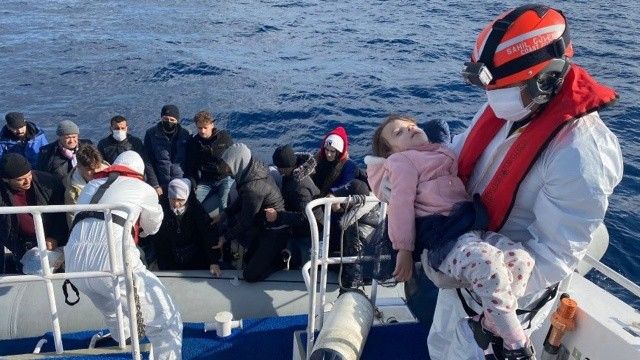 Yunanistan&#039;ın ölüme ittiği göçmenleri yine Türkiye kurtardı