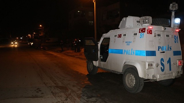 Adana&#039;da bir aile silahlı saldırıya uğradı, yaralılar var