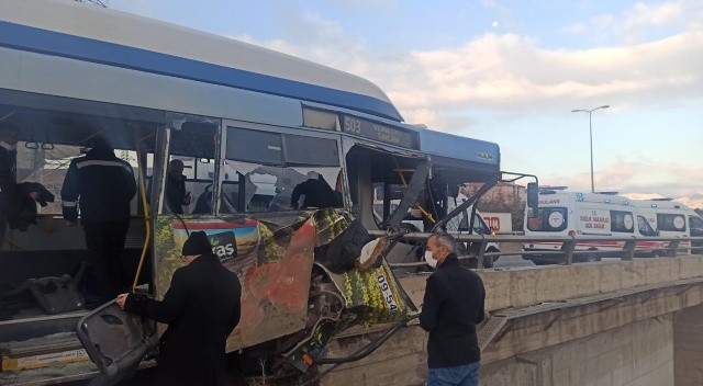 Ankara&#039;da halk otobüsü kaza yaptı: Yaralılar var