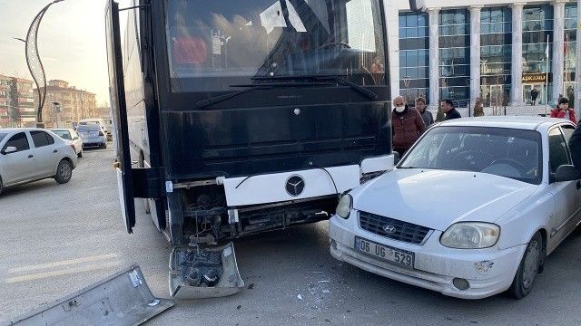 Ankara&#039;da yolcu otobüsü otomobil ile çarpıştı, yaralılar var