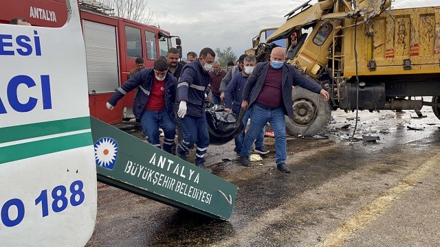 Antalya&#039;da iş makinası muz yüklü tırla çarpıştı, 1 kişi öldü
