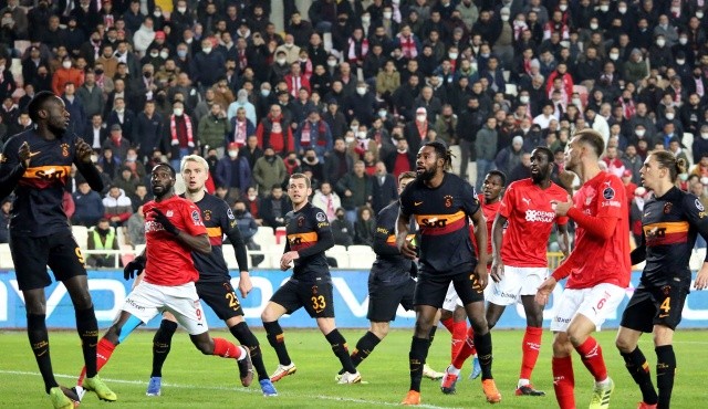 Aslan ağır yaralı | Galatasaray, Sivasspor deplasmanında mağlup oldu