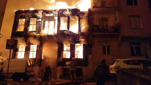 Beyoğlu’nda yangın: Çevredeki binalara da sıçradı