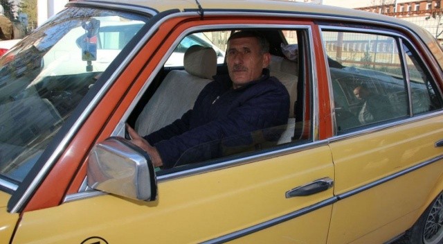 Elazığ&#039;ın en eski taksisi müşterilerini nostaljik yolculuğa çıkarıyor