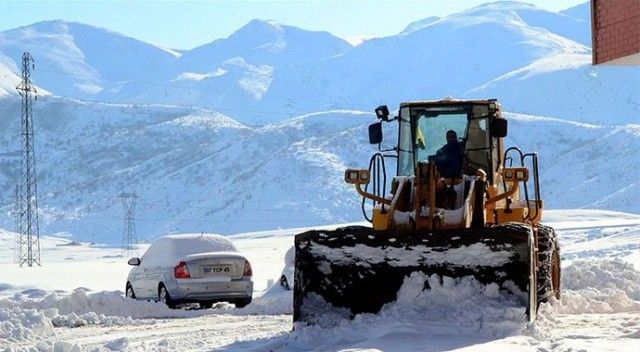 Erzincan’da kar yağışı nedeniyle 37 köy yolu ulaşıma kapandı