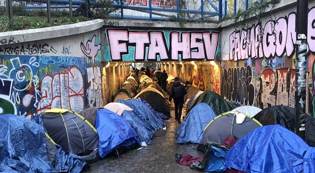 Fransa&#039;da çocuk göçmenler Paris&#039;te köprü altında hayata tutunmaya çalışıyor