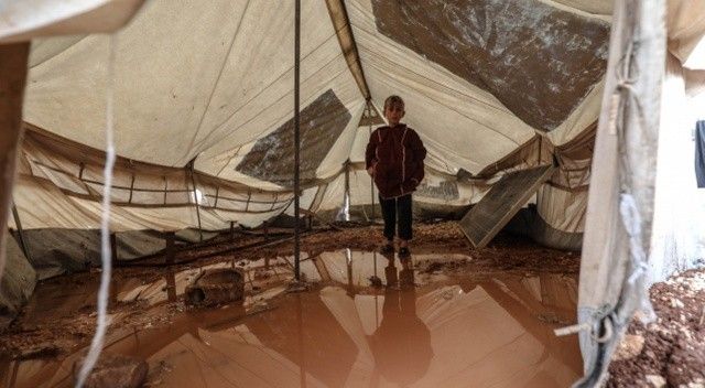İdlib&#039;de sağanak: Çadır kamplar su altında kaldı