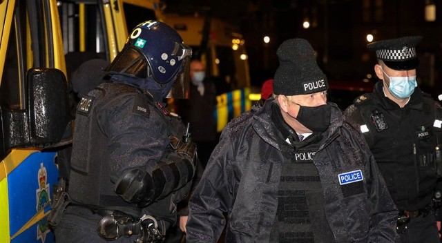İngiltere Başbakanı polis kılığında denetime çıktı