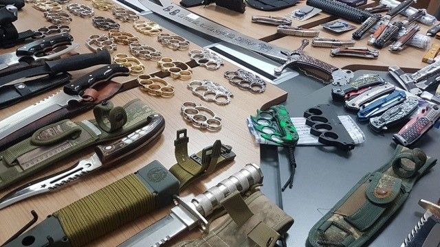 İnternette usulsüz silah satan şahsa operasyon: Çok sayıda silah ve kesici alet ele geçirildi
