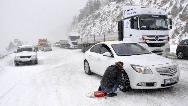 Kar yolları kapattı, yüzlerce araç mahsur kaldı