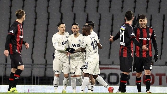 Karagümrük 1-1 Fenerbahçe: Kanarya 9 kişi kalan rakibini yenemedi