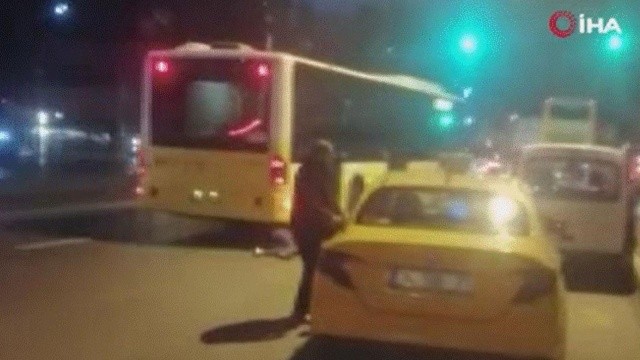 Korku dolu anlar! Taksicinin ittiği kadın otobüsün altında kalmaktan son anda kurtuldu