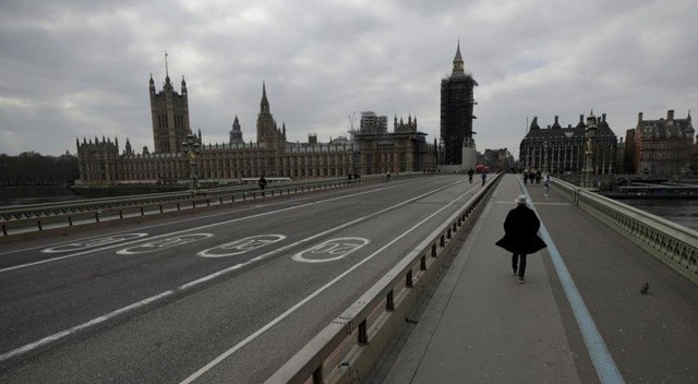 Londralılar Omicron varyantı korkusuyla kendilerini eve kapattı