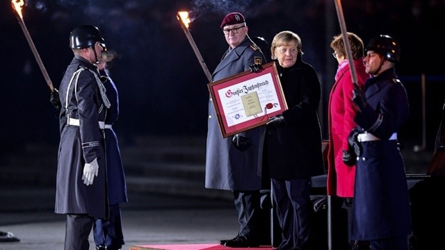 Merkel&#039;e Alman ordusundan veda töreni