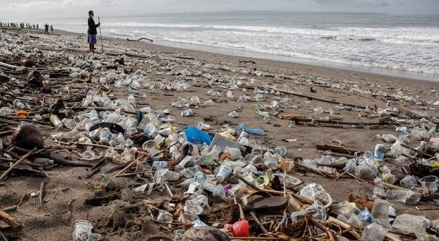 Muson rüzgarları tonlarca plastik atık ve çöpü Bali plajlarına taşıyor