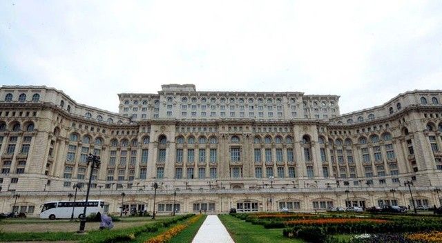 Otelinin yerine Romanya Cumhurbaşkanlığı Sarayı’na girdi