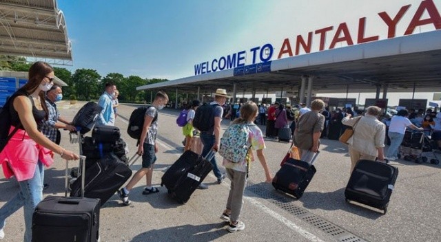 Salgın sürecinde &quot;güvenli ve sağlıklı&quot; turizmin adresi oldu: Antalya&#039;ya turist akını