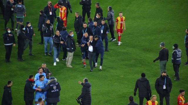 Süper Lig&#039;de büyük gerilim! Kulüp başkanı hakemin üstüne yürüdü