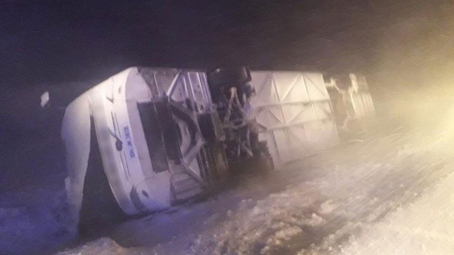Tipi ve fırtına nedeniyle iki otobüs devrildi: Yaralılar var