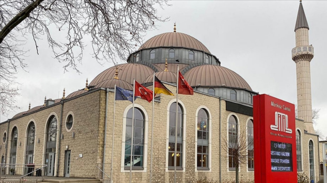 Almanya&#039;da camiye tüfekli saldırı: 3 el ateş edildi