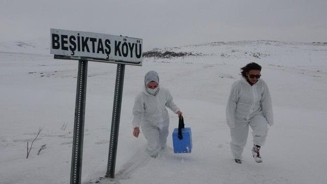 Ardahan&#039;da aşı seferberliği! Kar, tipi ve fırtınaya rağmen köy köy gezip aşılama yapıyorlar