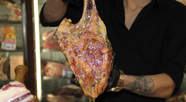 Bu etin kilosu tam 16 bin lira: &#039;Altın suyu&#039;na bandırılıyor, 60 gün dinlendiriliyor