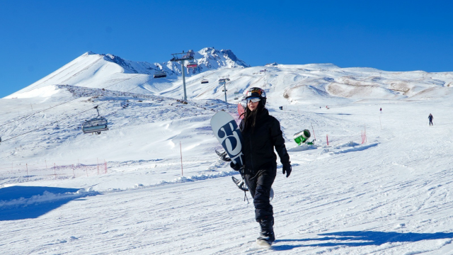 Dünyaca ünlü şarkıcı Inna&#039;nın Erciyes’teki kayak keyfi