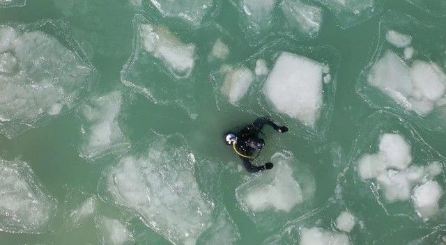 Eğirdir Gölü’nde -17 derecede buzları kırıp dalış yaptılar
