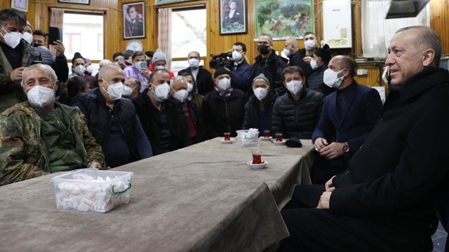 Erdoğan, Sarıyer’de bir  kıraathaneye uğrayarak vatandaşlarla sohbet etti