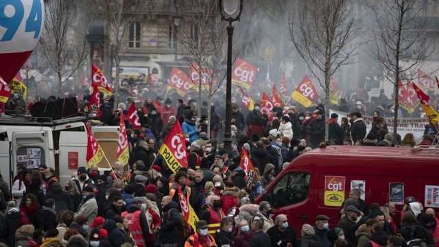 Fransa&#039;da halk sokağa döküldü: Enflasyon sabırları taşırdı