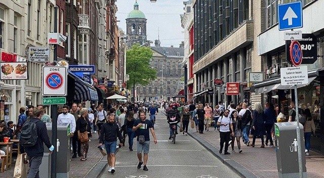 Hollandalılar Covid-19 kısıtlamalarını protesto etmek için sokaklara döküldü