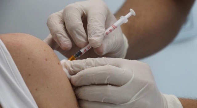 İngiltere Sağlık Güvenliği Kurumu: Enfeksiyon geçirmek ve çift doz aşı bir sene Covid’den koruyor