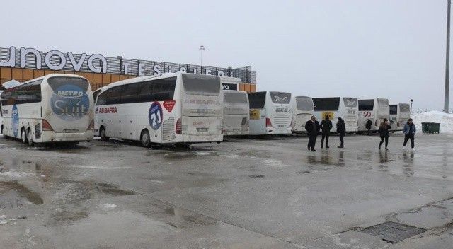 İstanbul’a gidemeyen yolcular Bolu&#039;da bekliyor: &#039;Çoluk çocuk perişan olduk&#039;