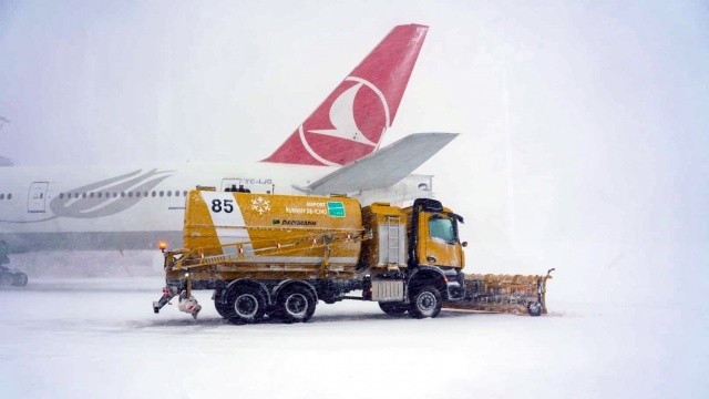 İstanbul Havalimanı&#039;nda bütün uçuşlar 04.00&#039;a kadar iptal edildi