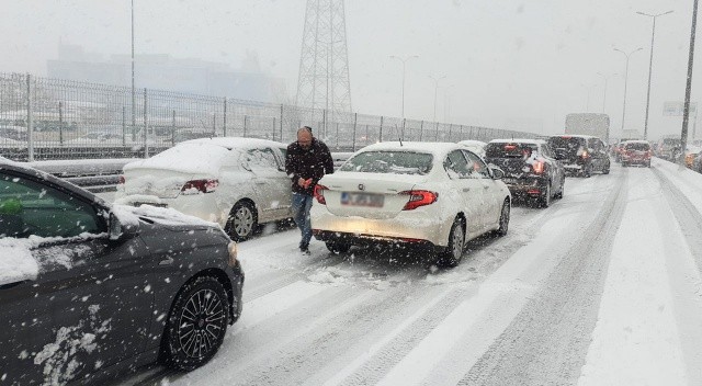 İstanbul&#039;u kar fırtınası vurdu: Trakya istikametinden araç girişi durduruldu