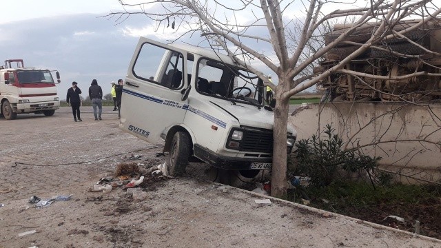 İzmir&#039;de kaza yapan kamyonet ikiye bölündü
