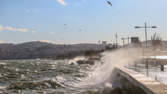 İzmir&#039;de tüm vapur seferleri iptal edildi