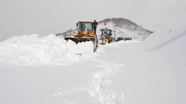 Kar hayatı felç etti: 222 köy yolu kapalı