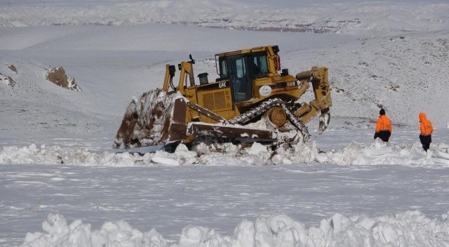 Kar kalınlığı 2 metreye ulaştı, köylere ulaşım 15 gün sonra açıldı