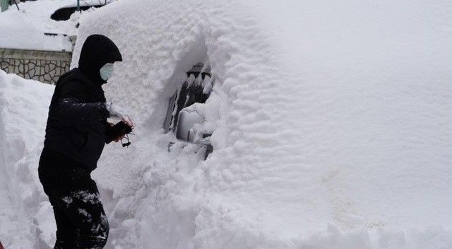 Kar kalınlığı 2 metreyi aştı, vatandaş kürekle araçlarını aradı