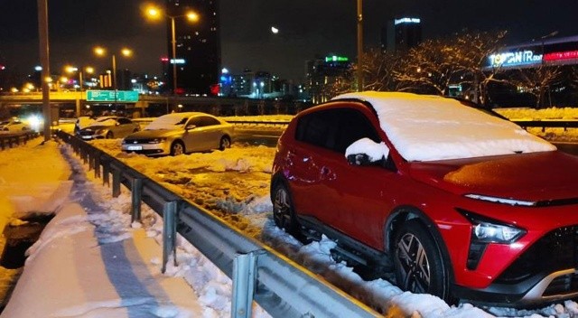 Kar yüzünden yola bırakılan araçlar alınmayı bekliyor