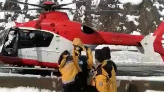 Karda mahsur kalan bebeğin imdadına helikopter yetişti